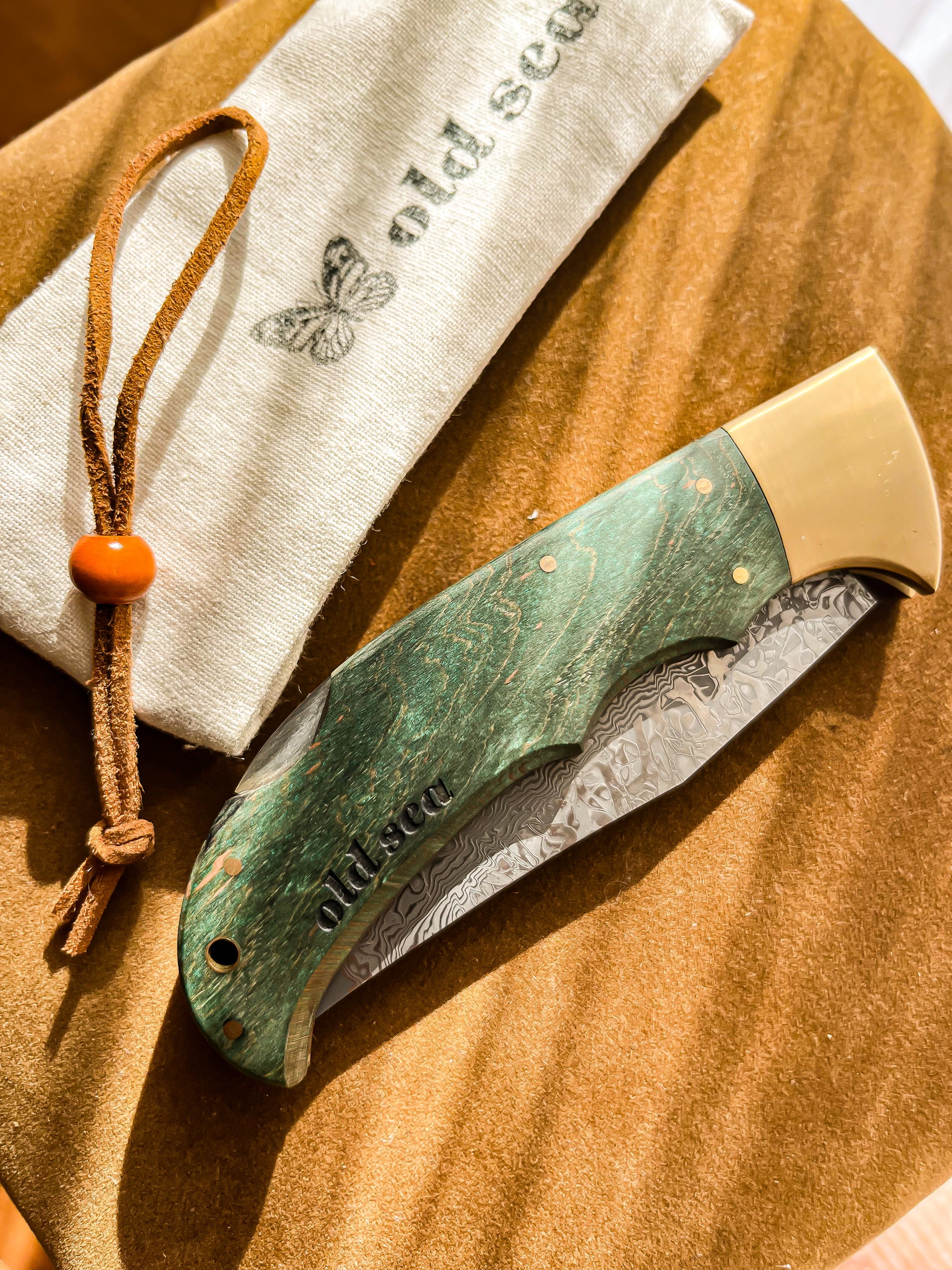 4281ACBD-F826-402E-BB0B-  